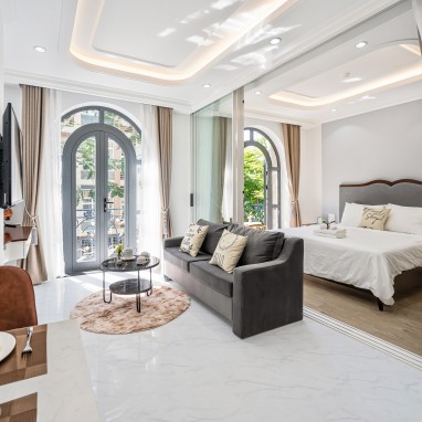 Phòng Premier Suite Balcony Street view - Royal Homies - SECC, Phú Mỹ Hưng, Q7