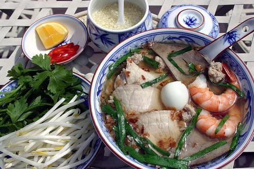 Tô hủ tiếu Sa Đéc với nước súp trong, sợi bánh trắng