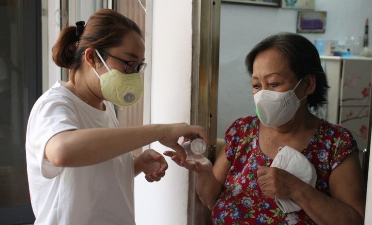 Ngày 31/05/2021 - Tặng khẩu trang, gel sát khuẩn cho người dân chung cư Lý Văn Phức